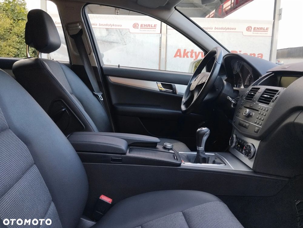 Mercedes-Benz Klasa C 180 T Kompressor BlueEFFICIENCY Avantgarde - 25