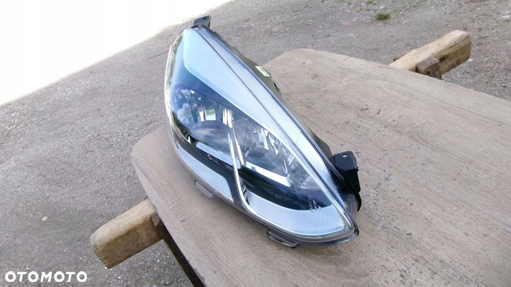 LAMPA PRZEDNIA PRAWA FORD FIESTA MK8 H1BB-13W029-AD - 2