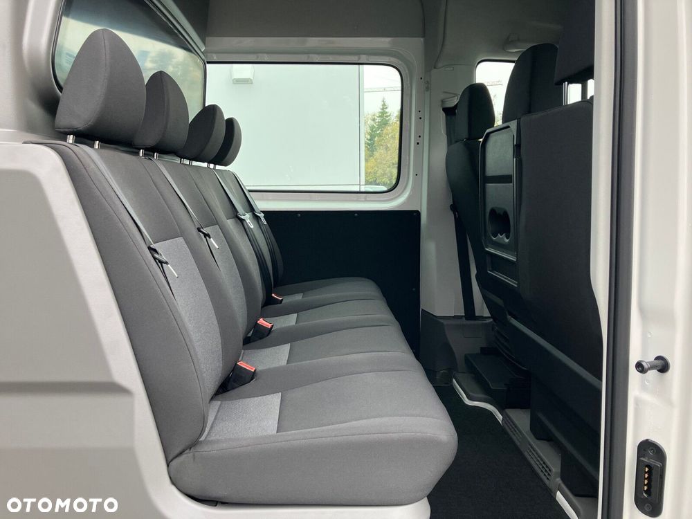 Volkswagen Crafter Crafter 35 Furgon z wysokim dachem silnik: 2,0 l EURO VI SCR 163 KM / skrzynia biegów: Przedni napęd automatyczna 8-biegowa rozstaw osi: 4490 mm - 16
