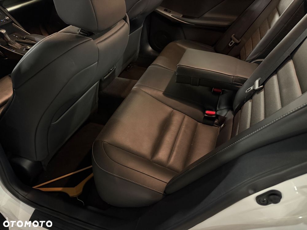 Lexus IS 300h F Sport - 23
