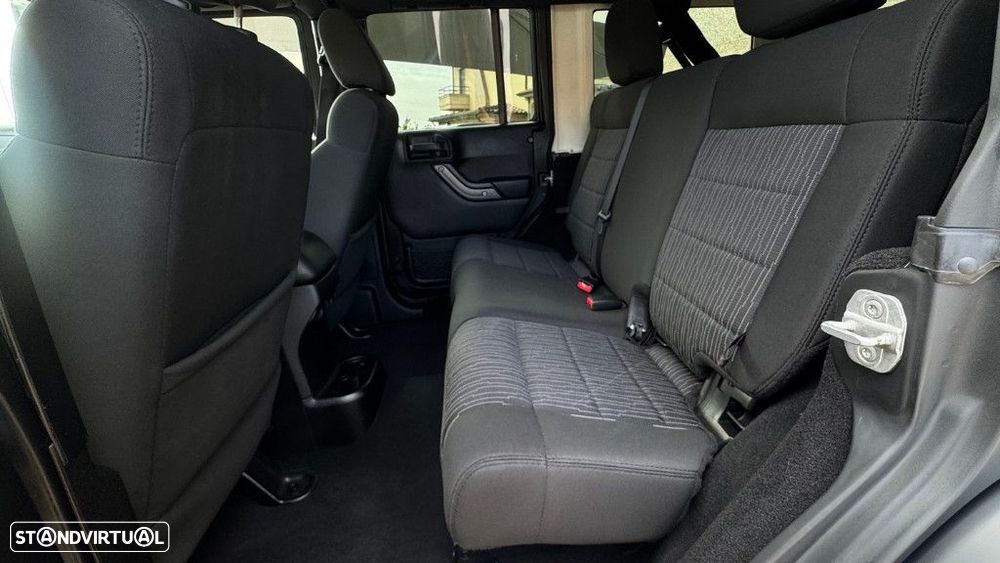 Jeep Wrangler Unlimited 2.8 CRD Auto Sport - 12