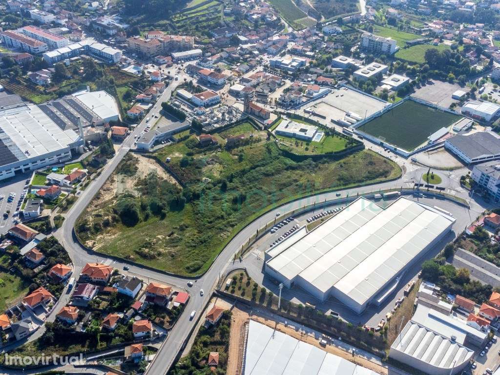 Terreno para Construção no Centro de São Martinho do Campo - Grande imagem: 5/17