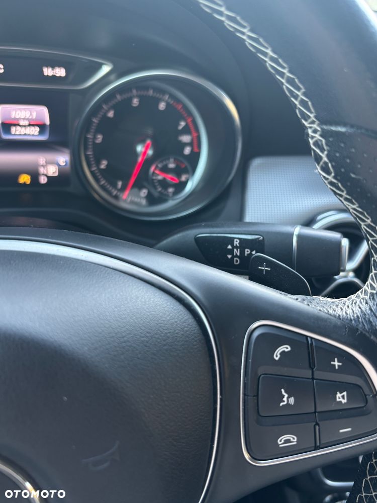 Mercedes-Benz GLA 180 7G-DCT Urban - 16