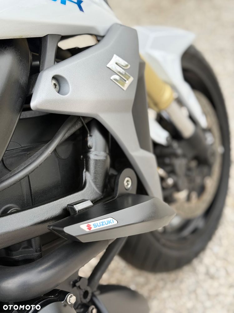 Suzuki GSR - 4