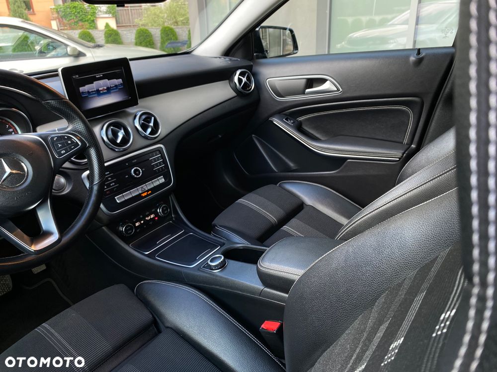 Mercedes-Benz GLA 200 7G-DCT Urban - 31