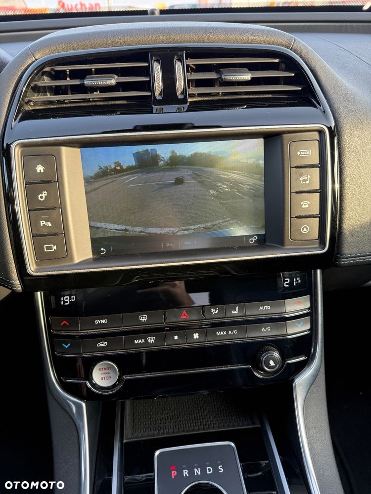 Jaguar XE 2.0 D R-Sport - 13