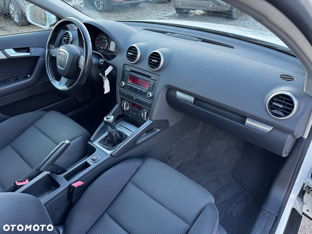 Audi A3 Sportback 1.6 Ambiente - 32