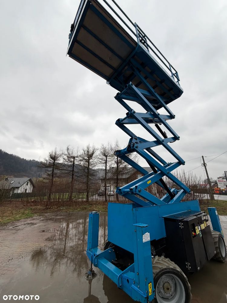 Genie Zwyżka Terenowa GS-4069RT Podnośnik Nożycowy Dźwig 14,5 metra jak Nowa z salonu! 1300 mtg. 2016 rok, Fabryczna przetwornica! 2x Gniazdo 230v góra dół. Pochodzi z Norweskiego urzędu Komuny. Zadbana! 4x4 Silnik Kubota. Zero Luzów i wycieków. Aktualne Serwisy DEKRA BMWT. Wysuwany Balkon. Sterowana z dołu i góry. Okazja Tanio !! Dokumentacja! Bez DPF, adBLUE - 10