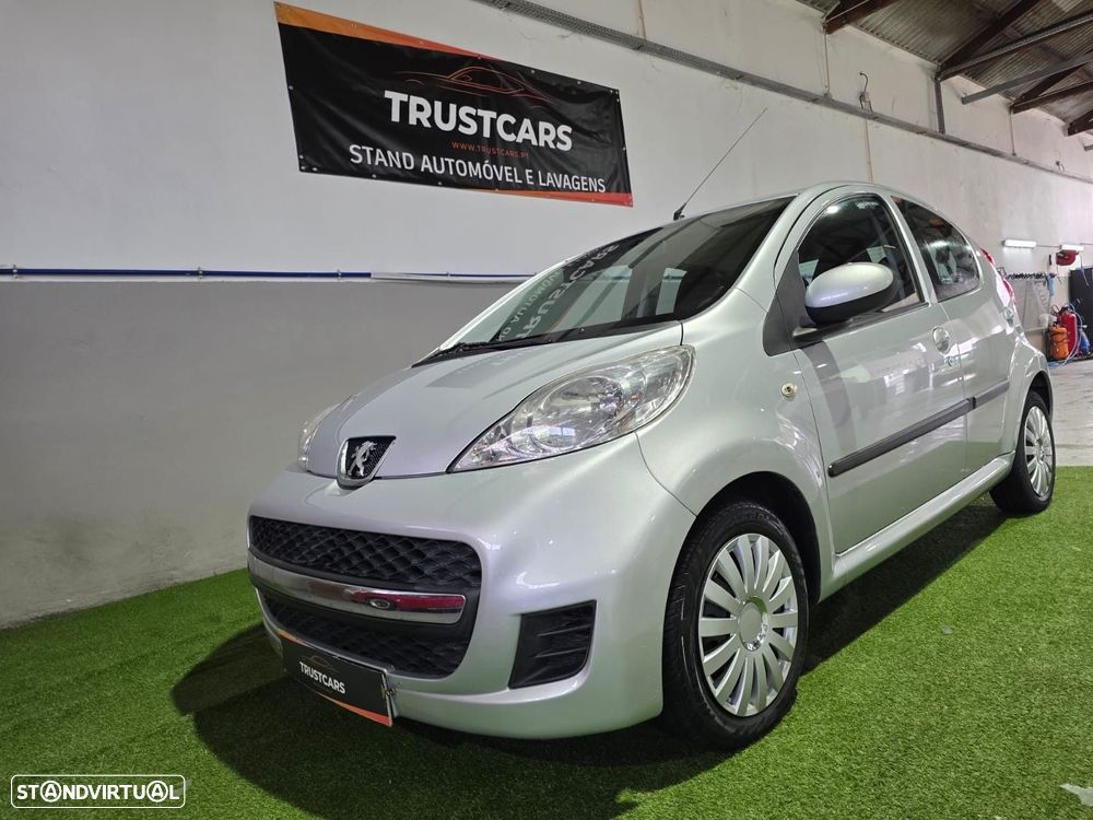 Peugeot 107 1.0 Trendy 2 Tronic - 1