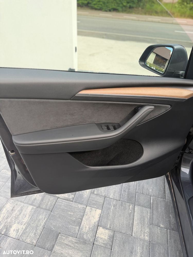 Tesla Model Y - 9