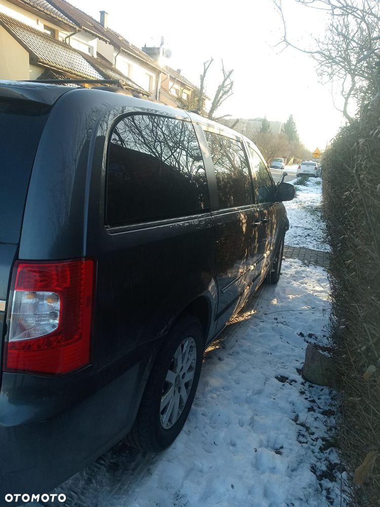 Chrysler Town & Country - 2