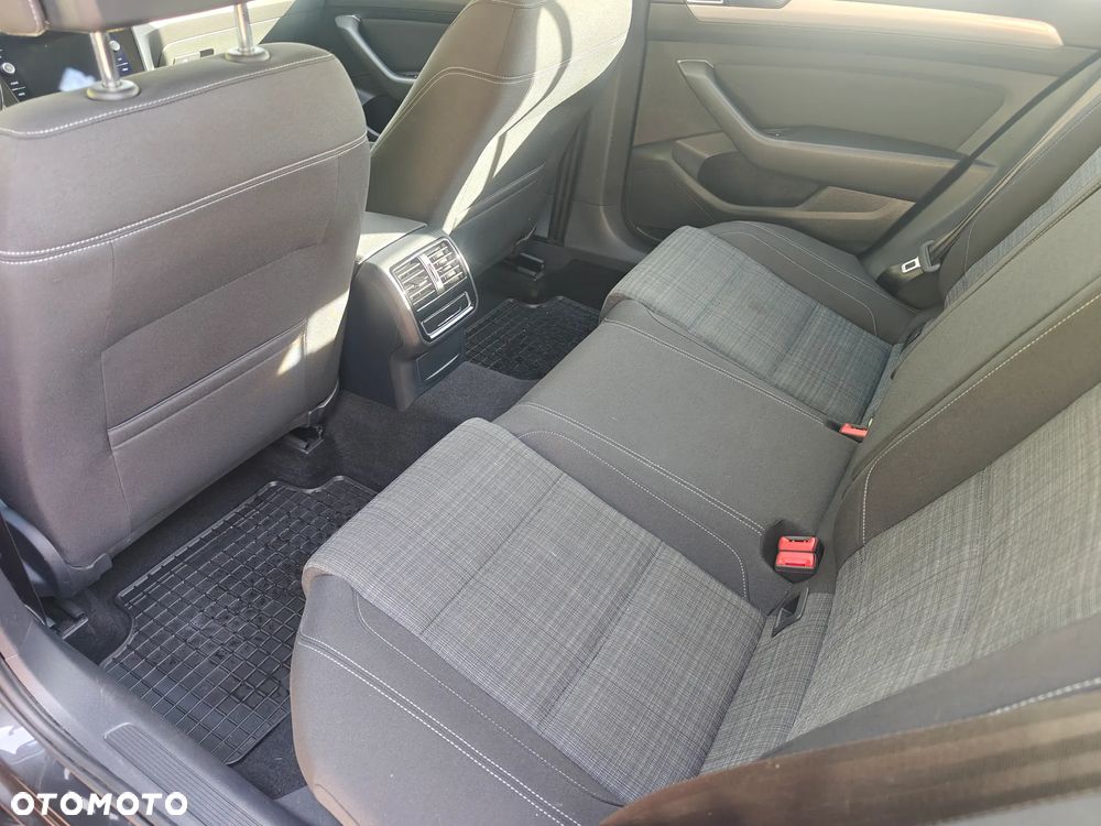 Volkswagen Passat 2.0 TDI SCR DSG Comfortline - 12