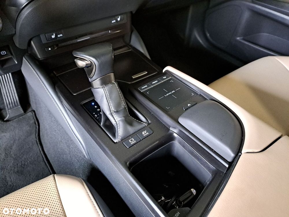 Lexus ES 300h Business Edition - 29