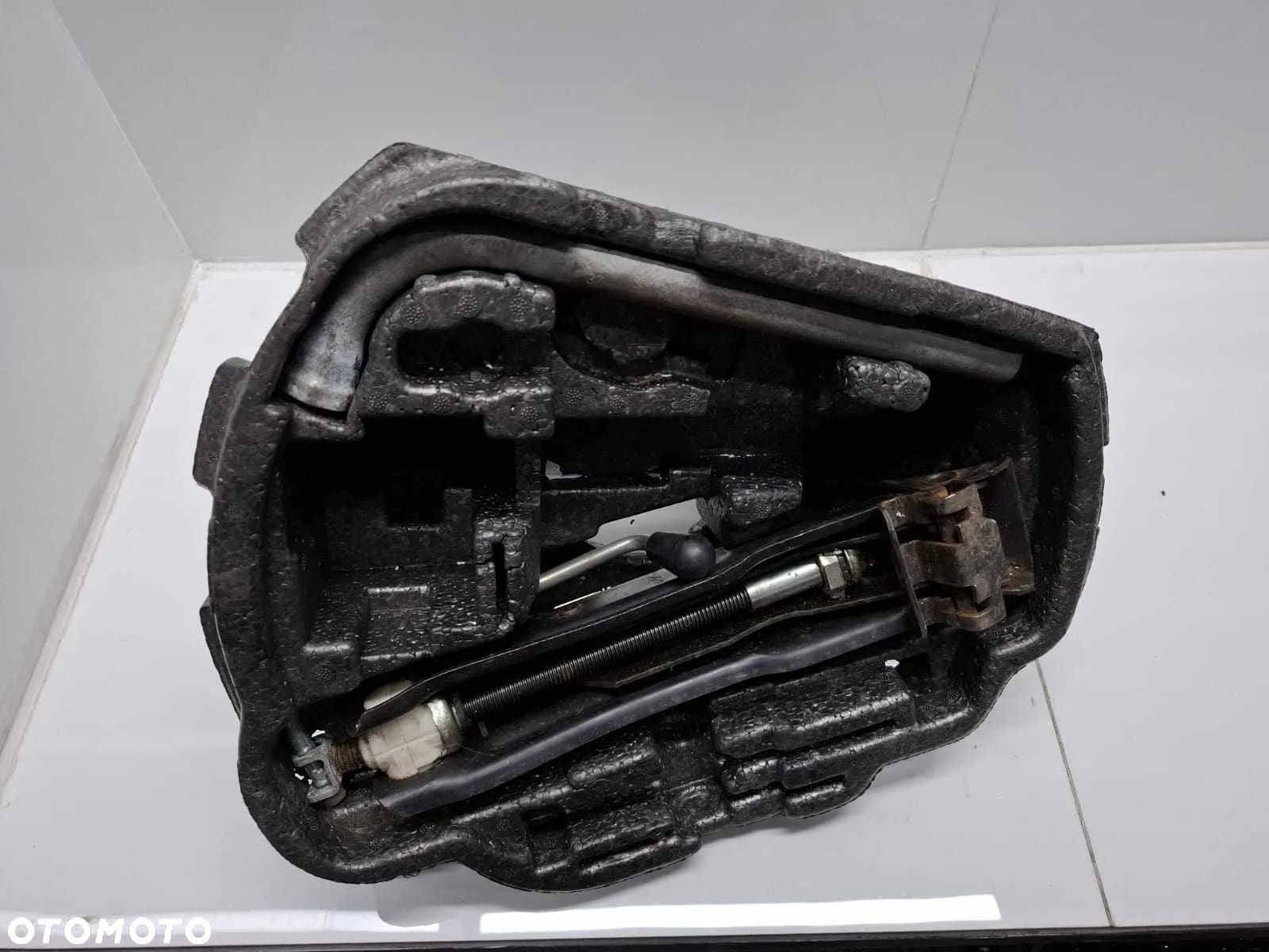 WKŁAD STYROPIAN KOŁA ZAPASOWEGO BAGAŻNIKA SKODA OCTAVIA I LEWAREK KLUCZ DO KÓŁ - 1