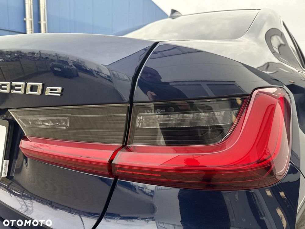 BMW Seria 3 330e Luxury Line - 32