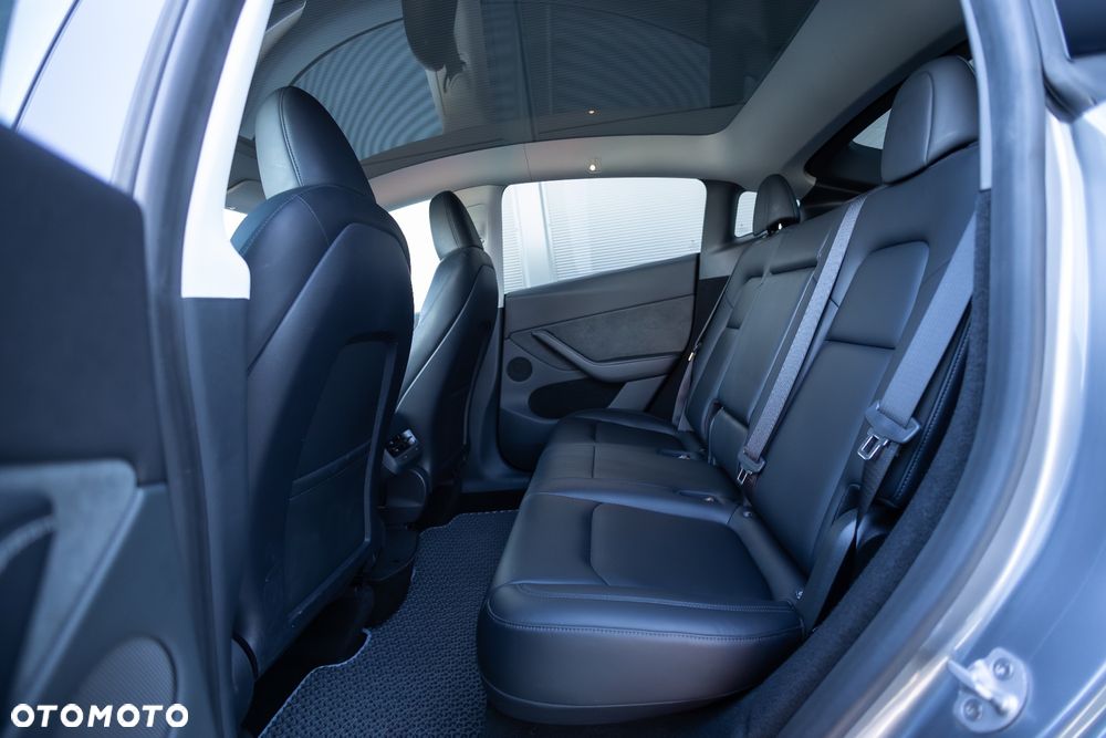 Tesla Y Long Range AWD - 32