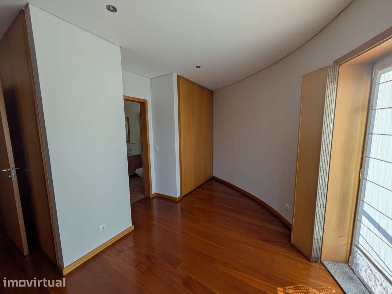Moradia T5 geminada com jardim e garagem - Grande imagem: 3/27