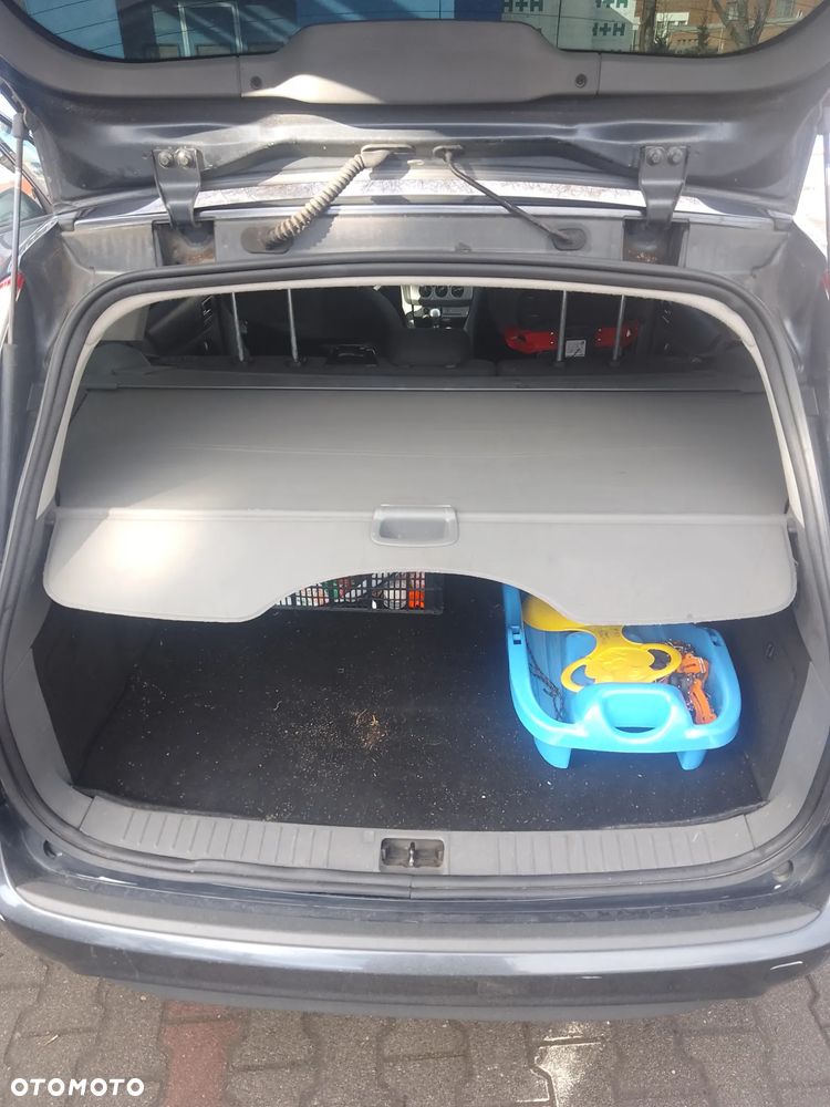 Ford Focus 2.0 16V Trend - 11