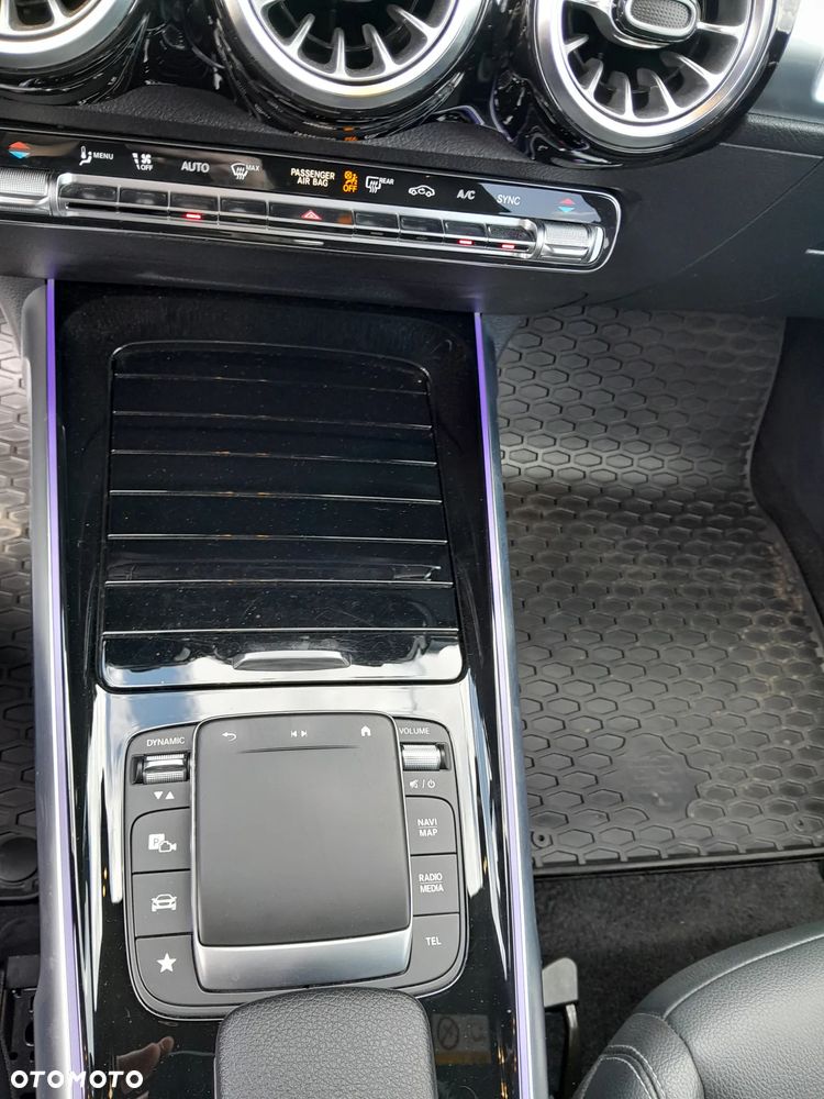 Mercedes-Benz GLB 250 4-Matic Progressive 8G-DCT - 11