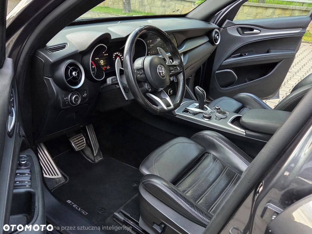 Alfa Romeo Stelvio 2.0 Turbo 16V AT8-Q4 Veloce Ti - 9