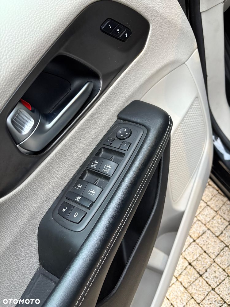 Chrysler Pacifica - 12