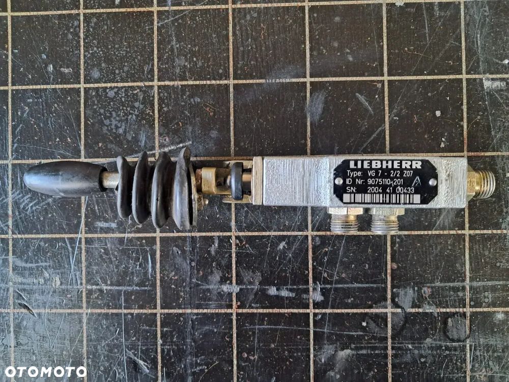 Joystick sterujacy podporami Liebherr - 3