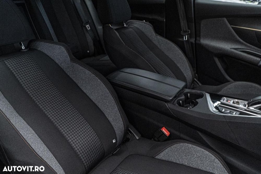 Peugeot 3008 1.2 PureTech Turbo S&S EAT8 Allure - 32