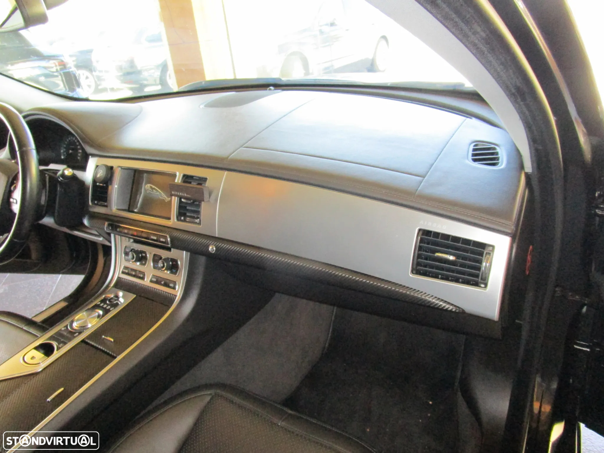 Jaguar XF 2.2 D R-Sport - 43