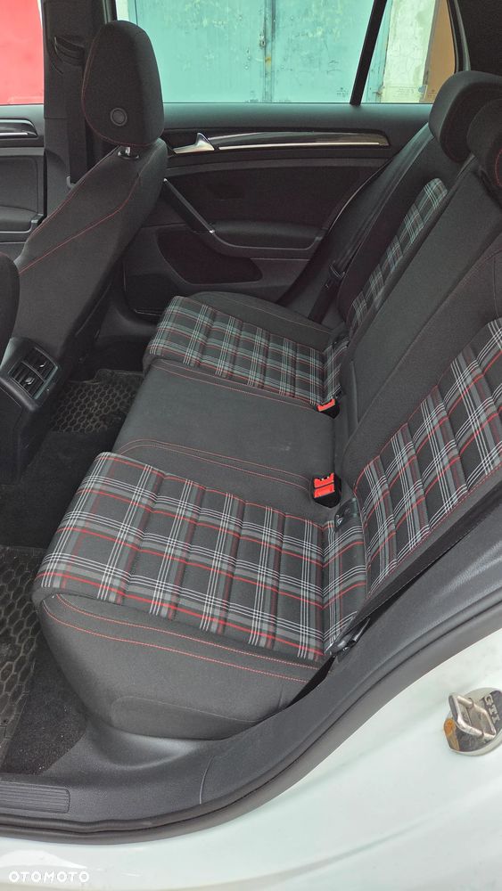Volkswagen Golf - 16