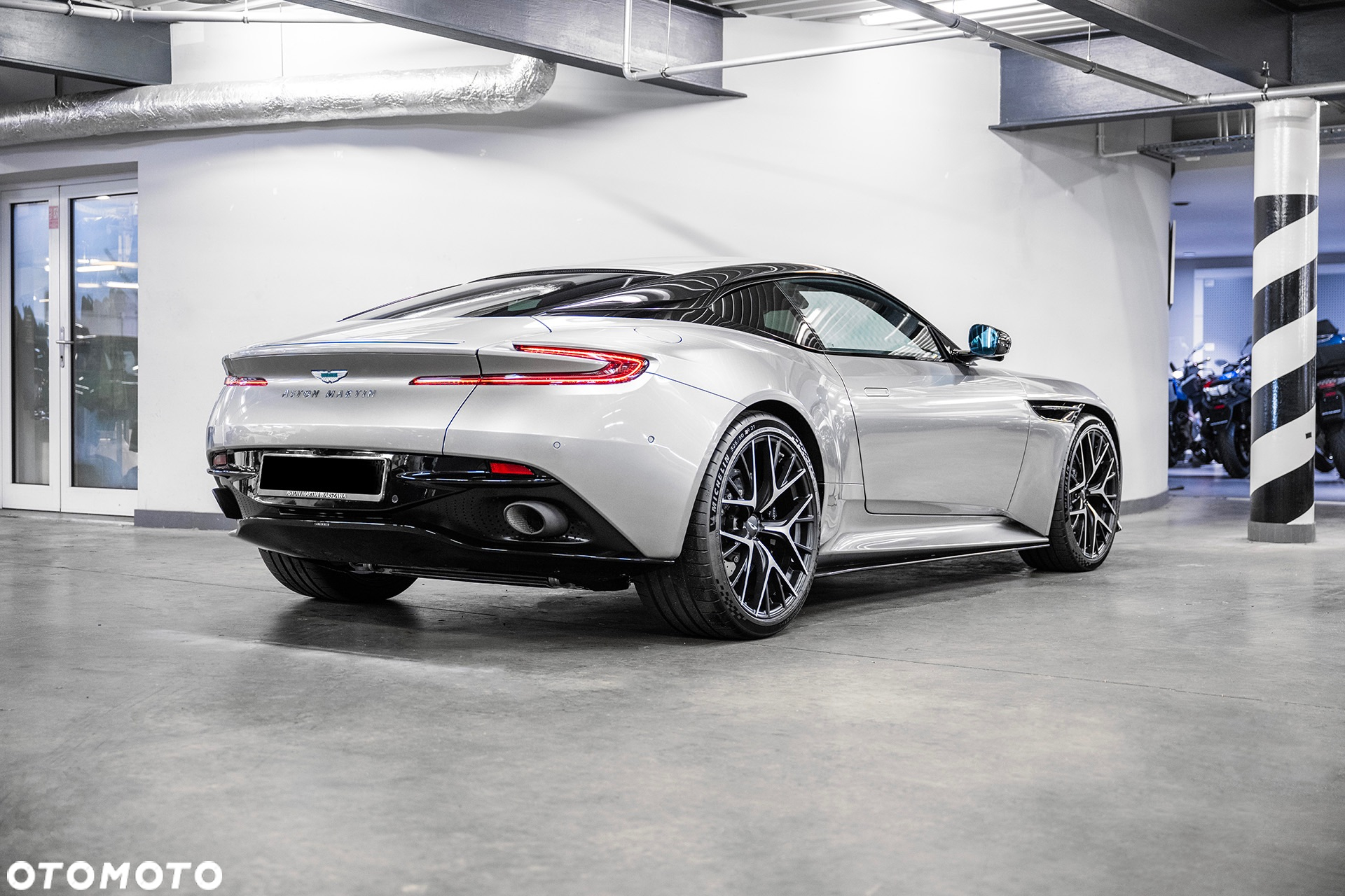 Aston Martin Inny - 3