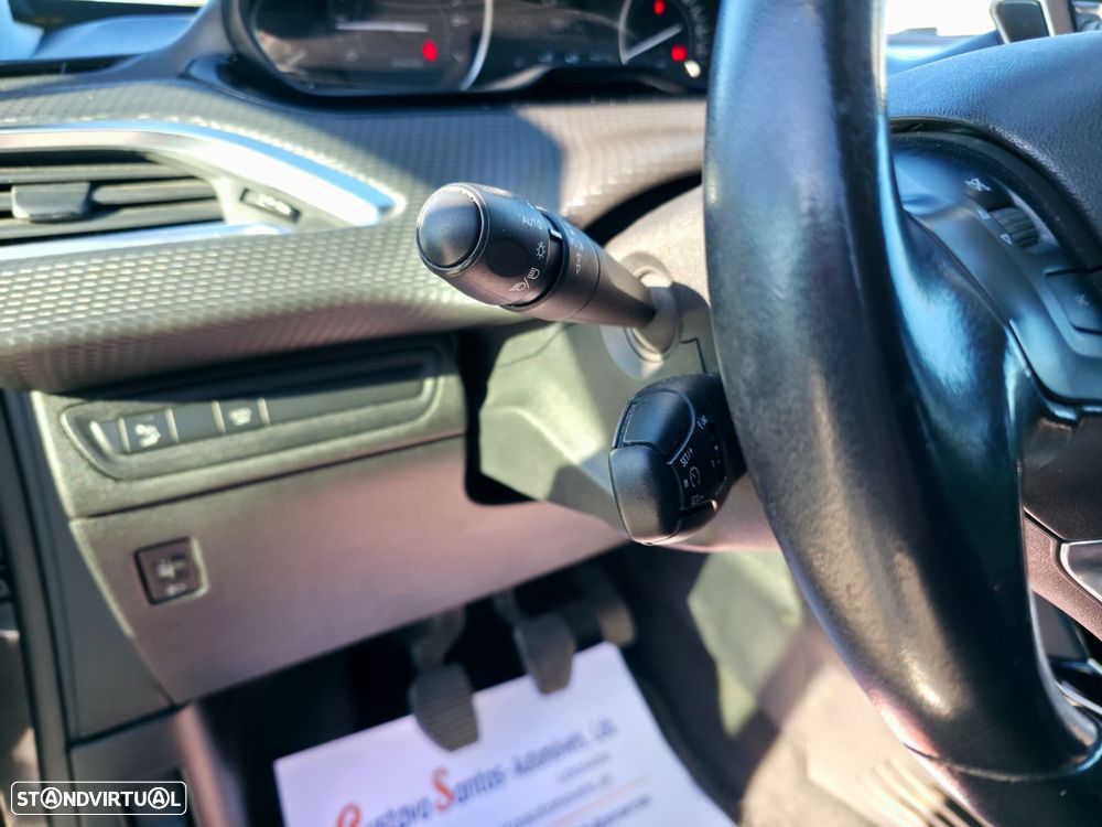 Peugeot 2008 1.2 PureTech Signature - 18