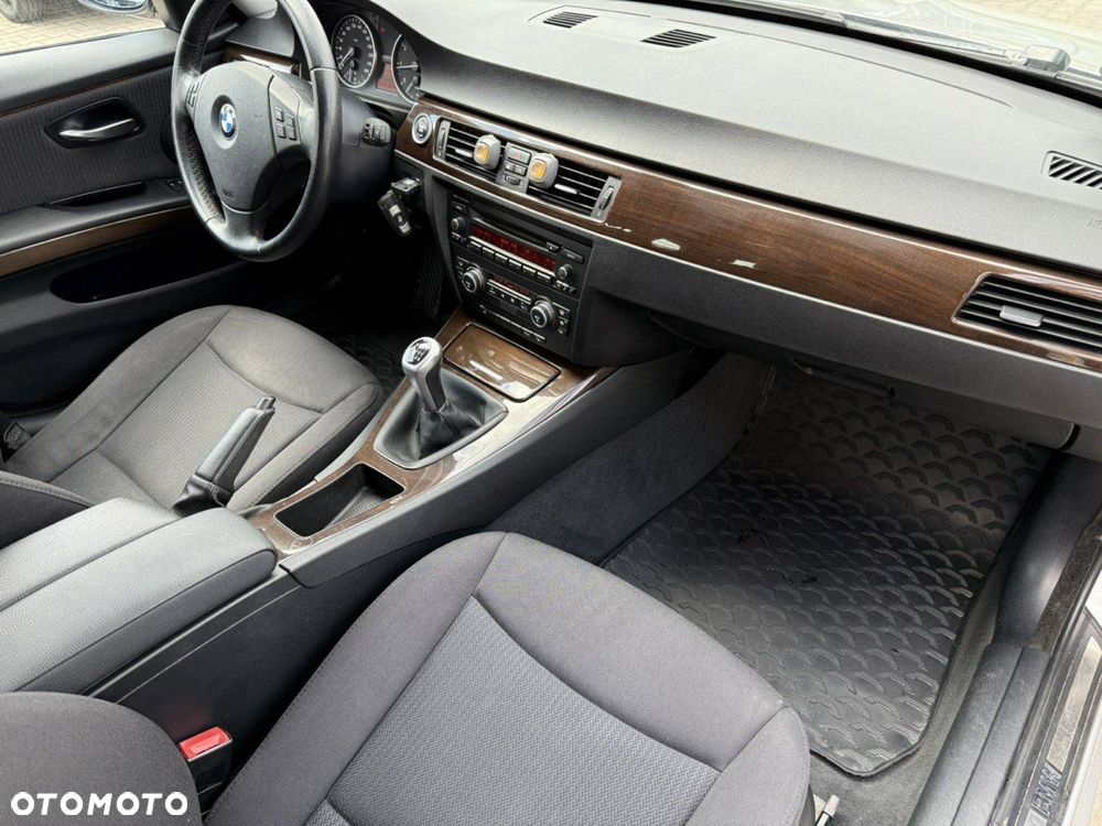 BMW Seria 3 318i Touring - 11