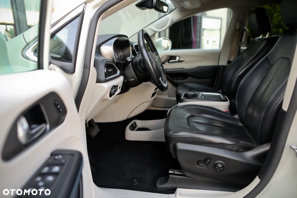 Chrysler Pacifica - 15