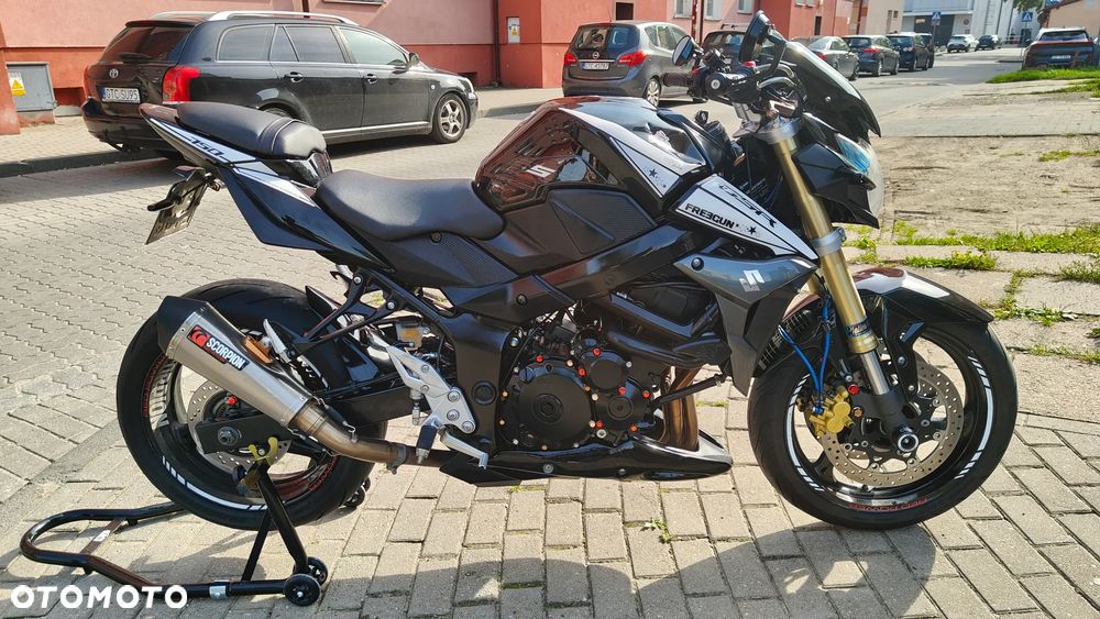 Suzuki GSR - 1