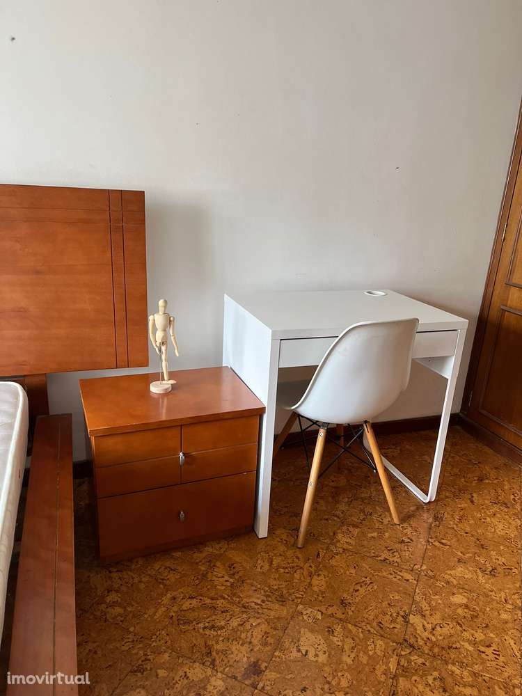 Quarto Espaçoso com Smart TV – Alfornelos (a 5 min do Metro e Colombo) - Grande imagem: 4/4