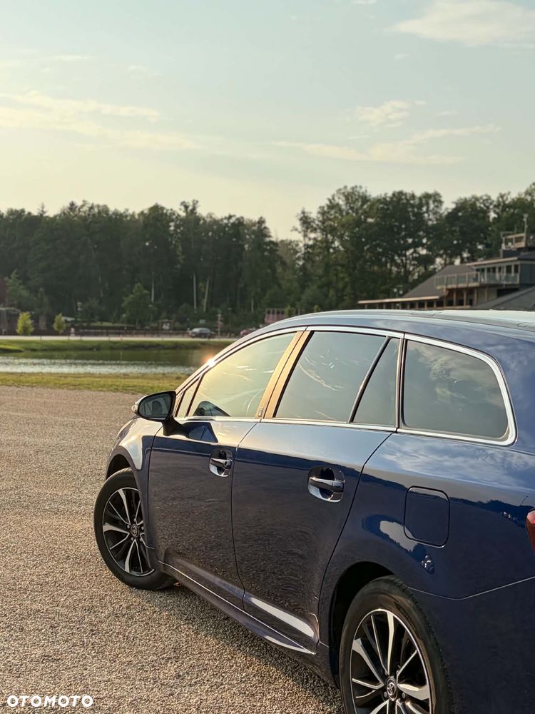 Toyota Avensis 1.8 Premium MS - 12