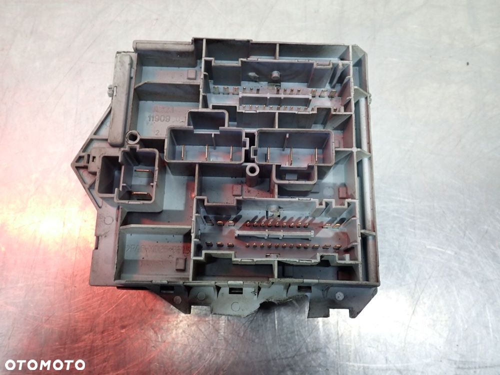 SKRZYNKA BEZPIECZNIKÓW FIAT STILO - 3