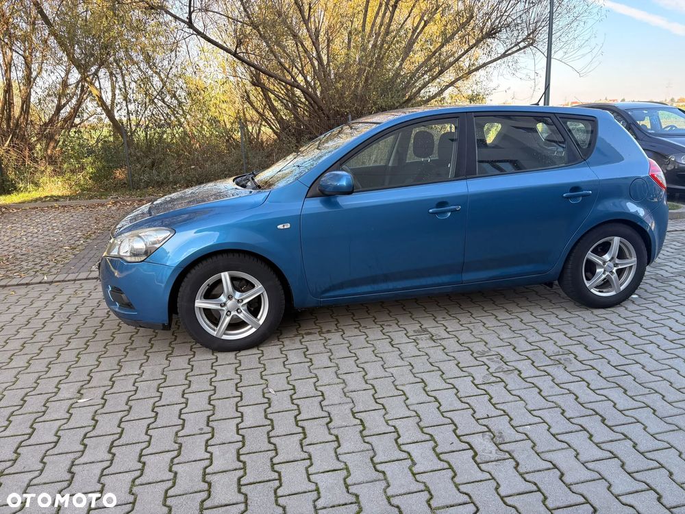 Kia Ceed - 10