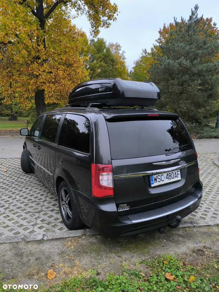 Chrysler Town & Country 2012 photo 3