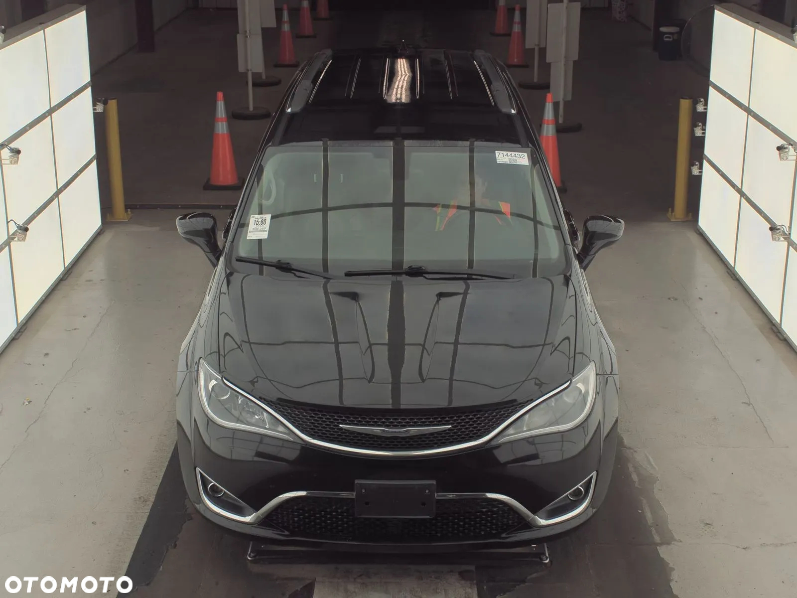 Chrysler Pacifica - 2