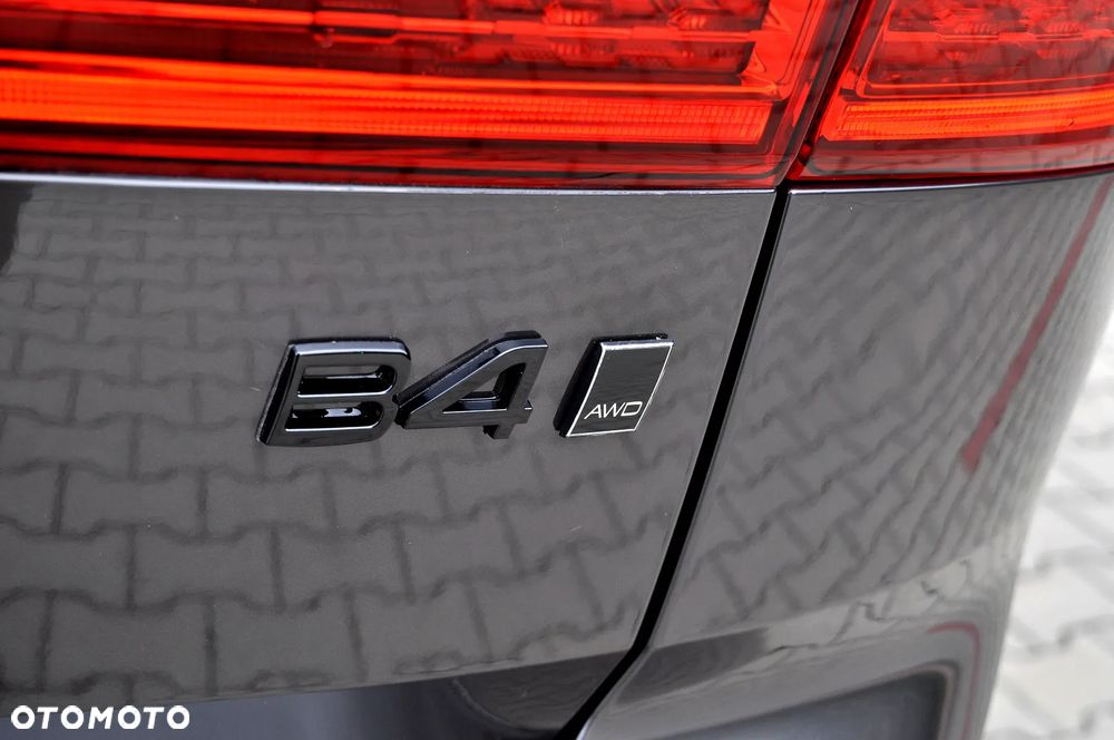 Volvo XC 60 B4 D AWD Plus Dark - 4