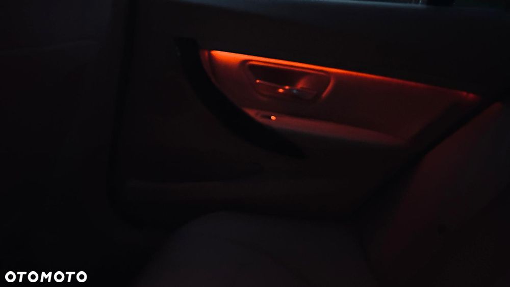 BMW Seria 3 320i - 40