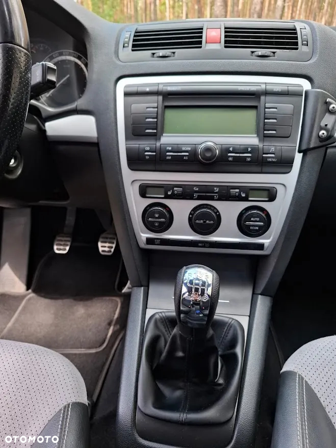 Skoda Octavia Combi 2.0 TDI DPF RS - 8