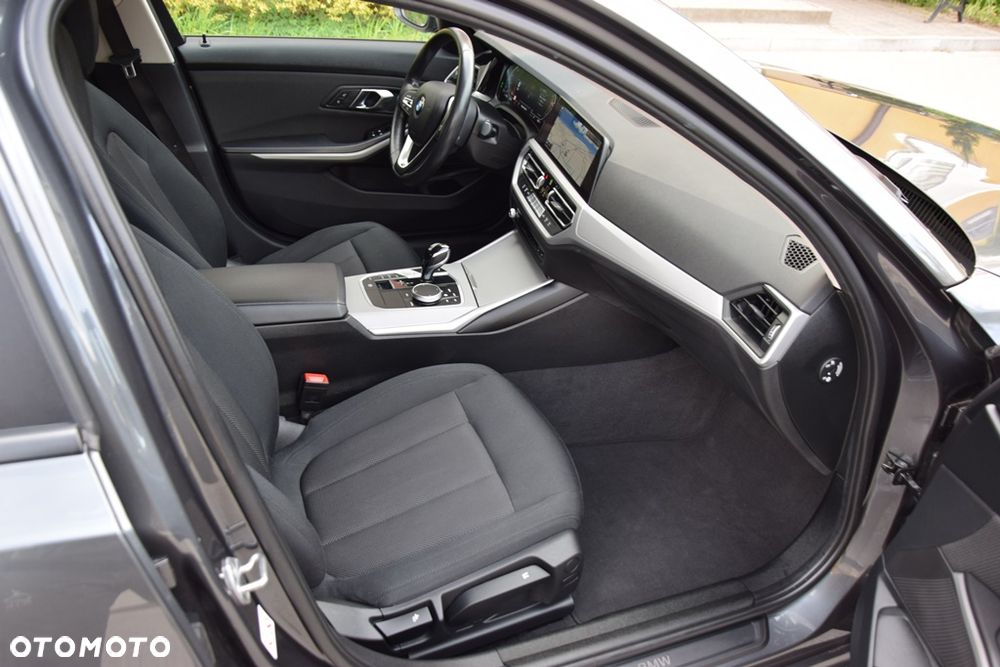 BMW Seria 3 318d Edition M Sport Shadow - 11