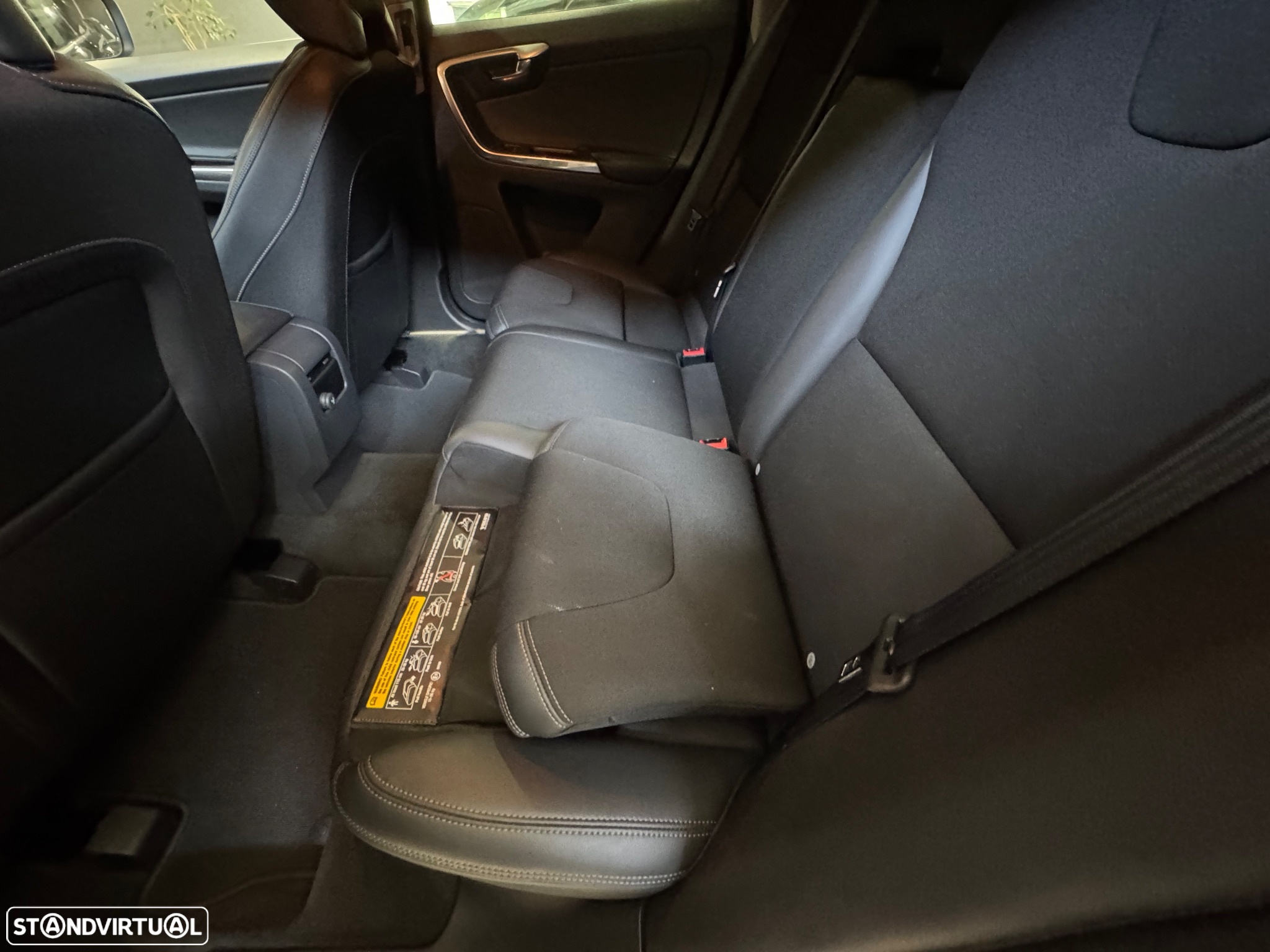 Volvo XC 60 2.0 D4 Momentum - 33
