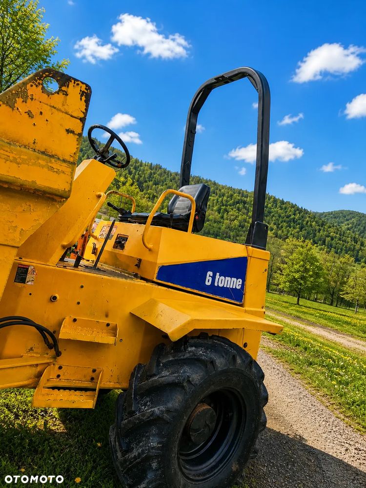 Thwaites Wozidło Budowlano-Rolnicze. 6 ton ładowność. 4x4 napęd.  Potężna Moc silnika i Hydrauliki. Najlepszy silnik Perkins 90km. Maszyna Kupiona z Norweskiego Gospodarstwa Rolniczego typu Kurniki. Stan Idealny. Zero Luzów i wycieków! Odpala na dotyk. Serwisowane w Dekra Norweska! Hamulce brzytwa. Serwisy w DEKRA. Maszyna Woziła lekkie ładunki. Praktycznie zerowe zużycie. Wielka Okazja. Wszystko w pełnym Oryginale. - 12