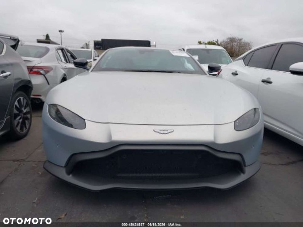 Aston Martin Vantage - 5