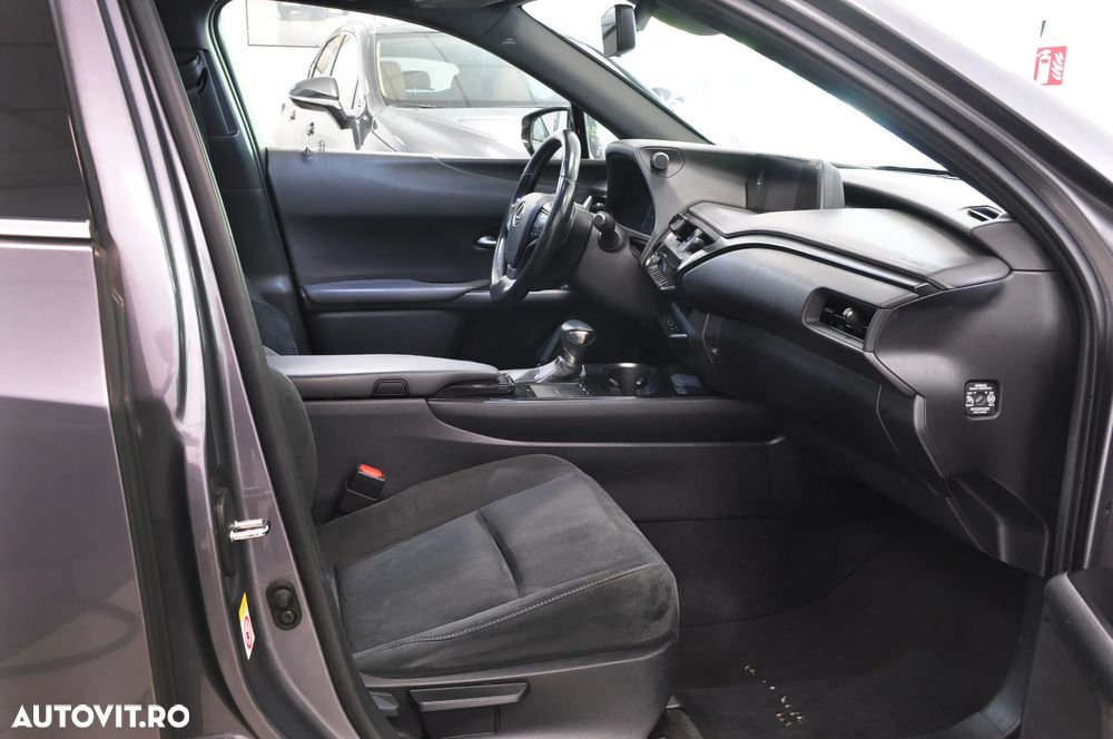 Lexus UX 250h FWD Executive - 11