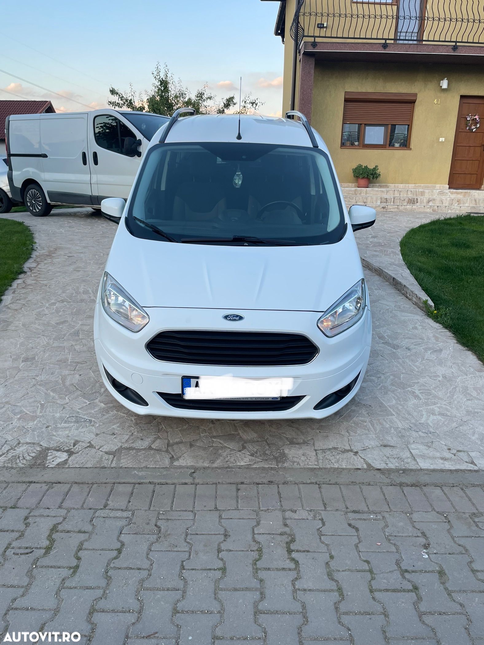 Ford Tourneo Courier 1.5 TDCi Titanium - 1