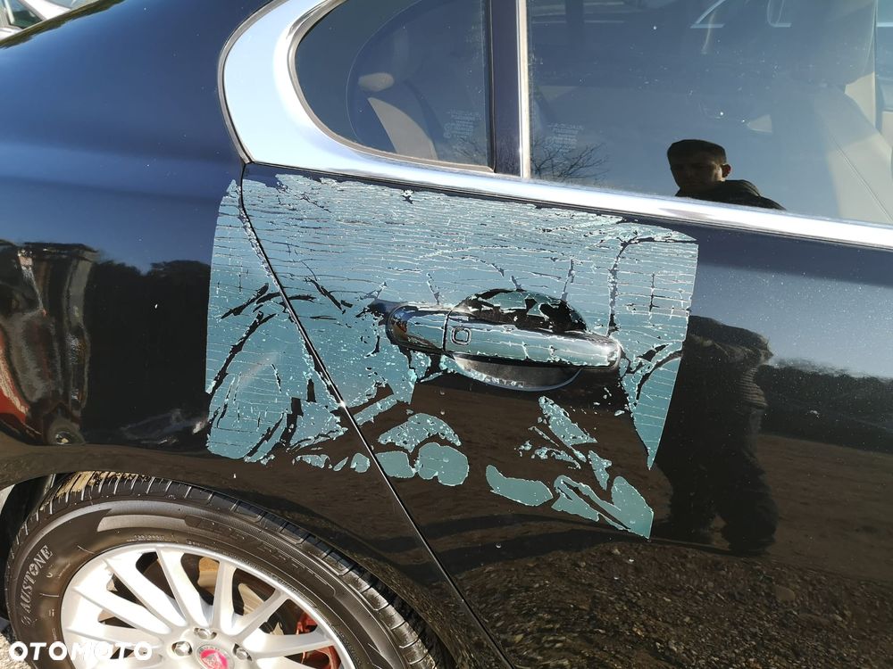 Jaguar XF 2.2 D Premium Luxury - 36